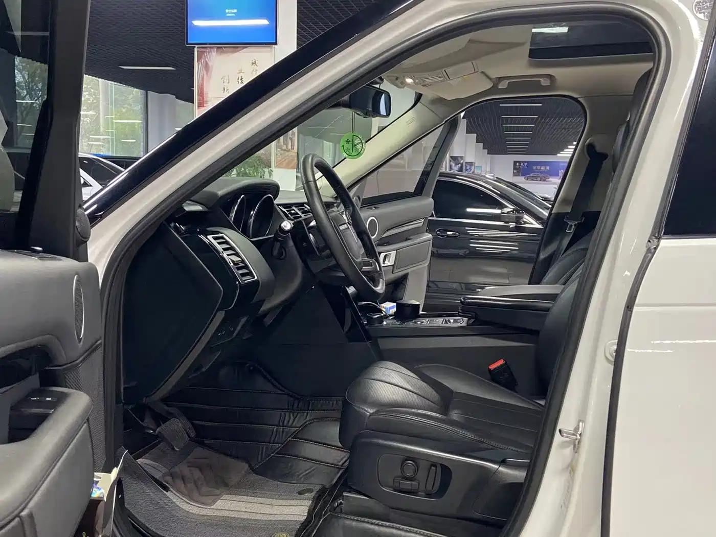 Land Rover Discovery 2018 2.0T SE фото 7
