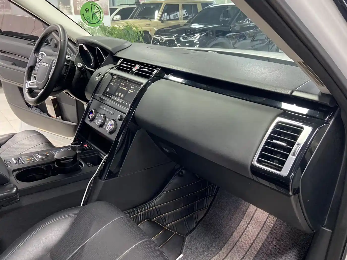 Land Rover Discovery 2018 2.0T SE фото 16