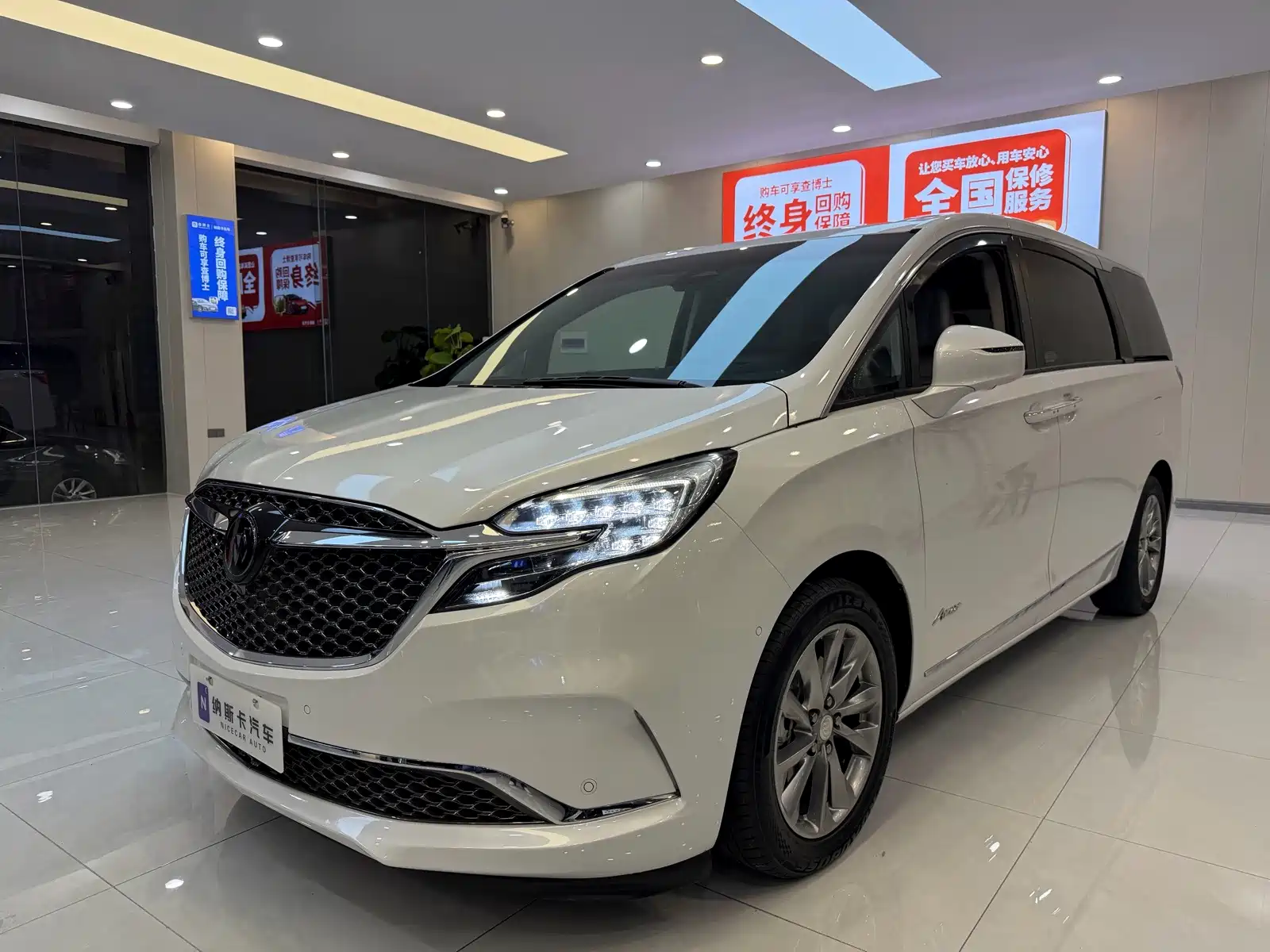 Photo 1 - Buick GL8
