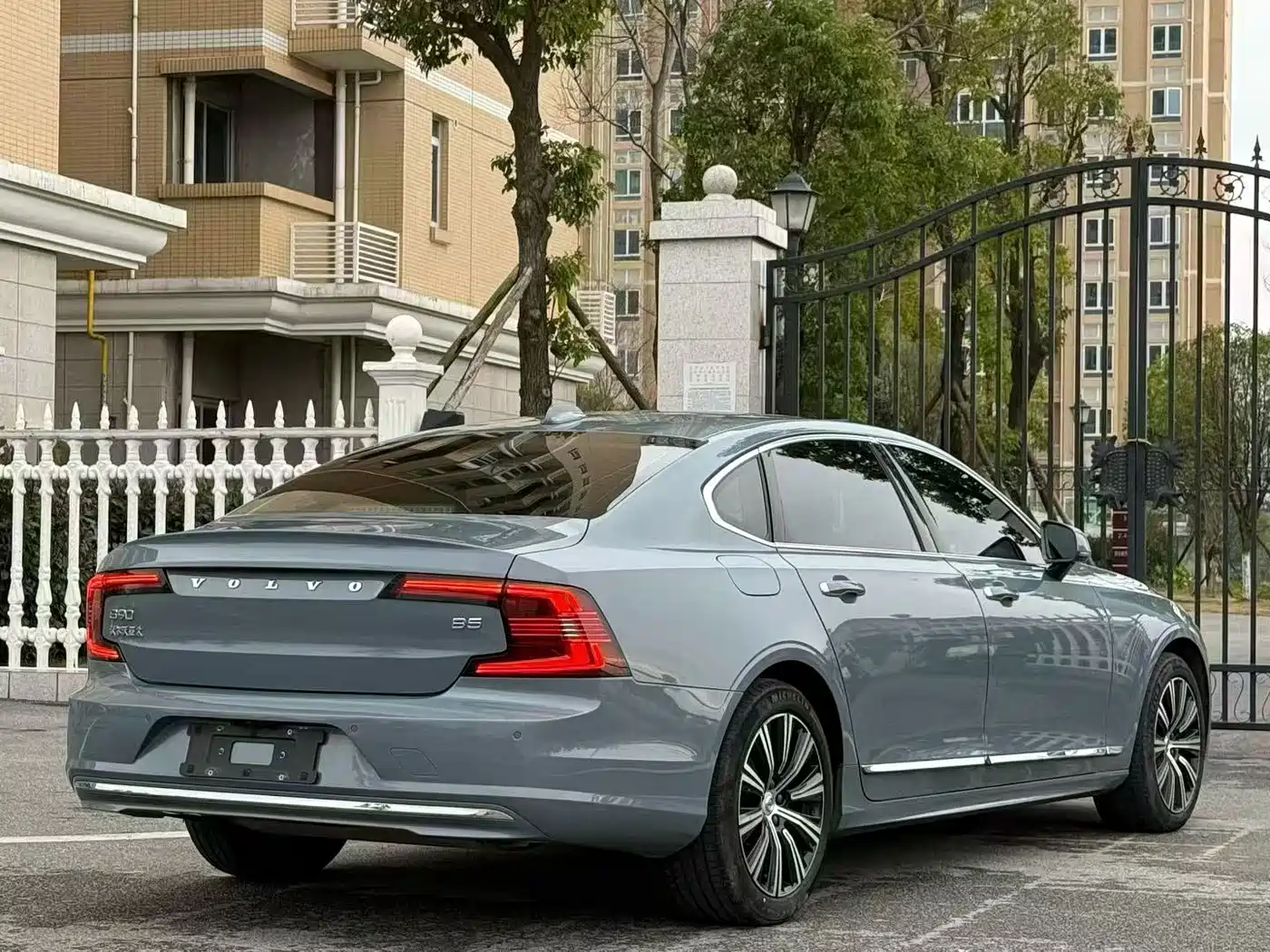 VOLVO S90