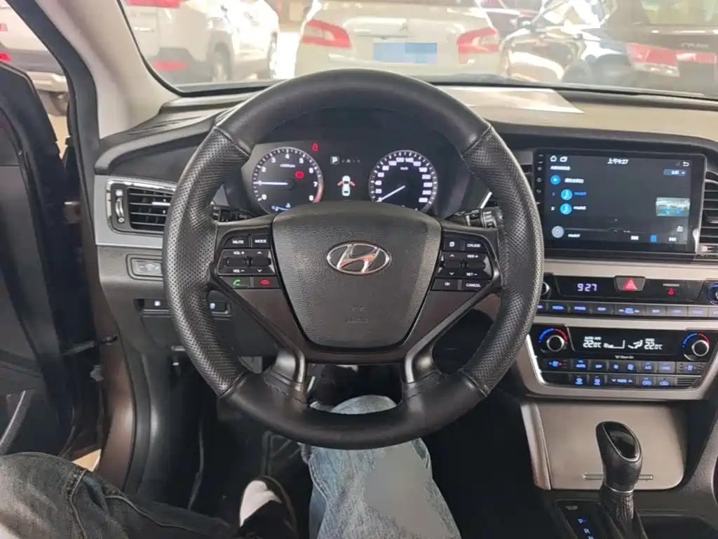 Photo 11 - Hyundai Sonata