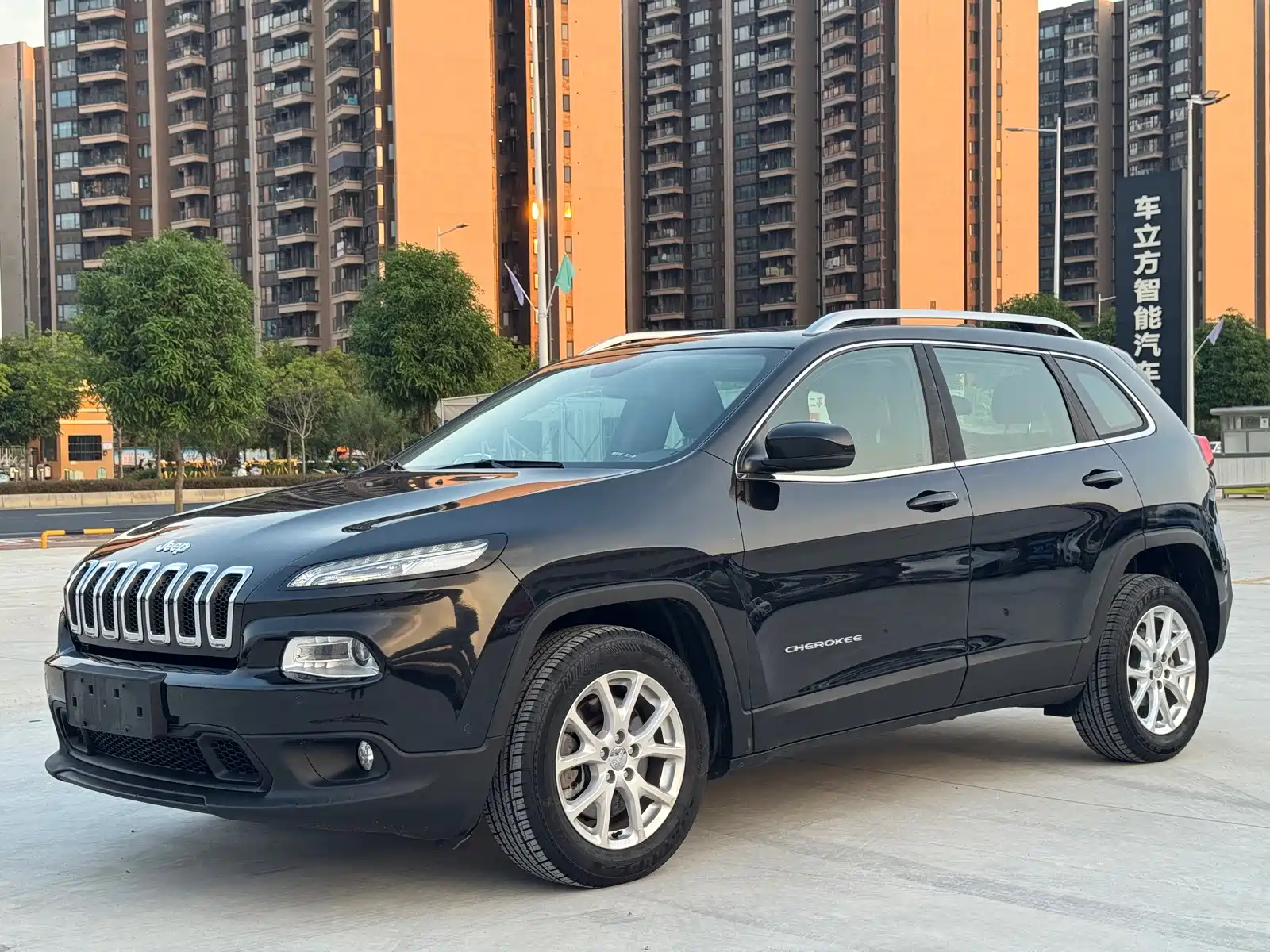 Фото 1 - Jeep Cherokee