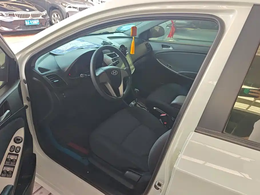 Hyundai Reina 2017 2016 1.4L Automatic GLX Leading