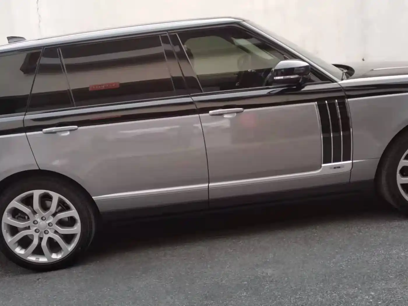 Land Rover Range Rover 2022 3.0 L6 400PS Heritage Extended Classic Edition фото 3