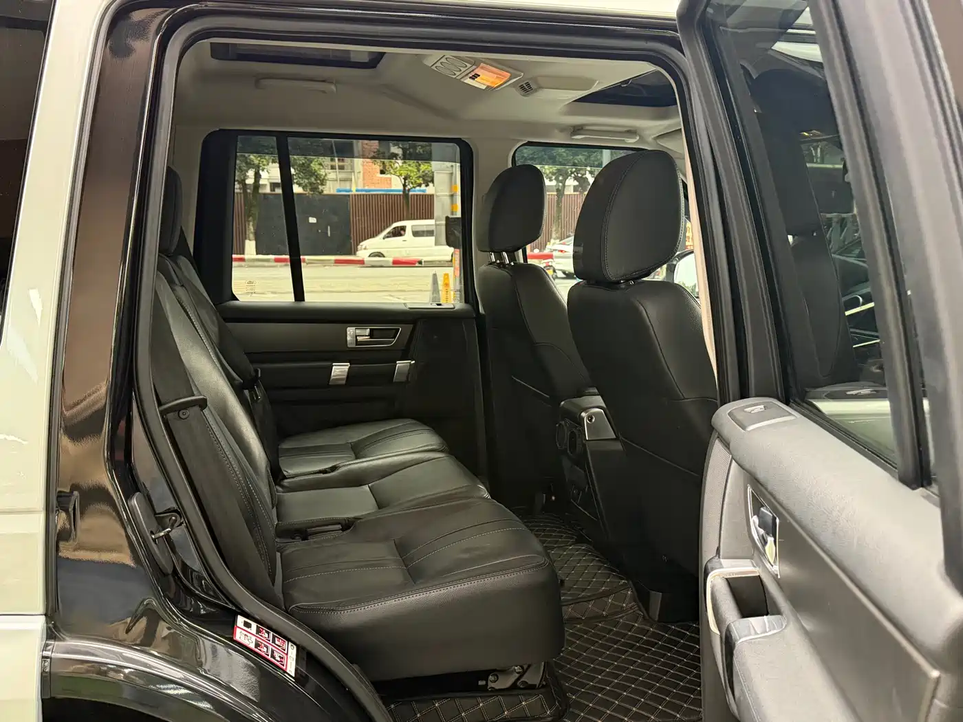 Land Rover Discovery 2016 3.0 SC V6 SE фото 9