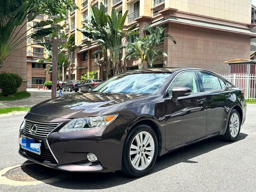 Фото 1 - Lexus ES