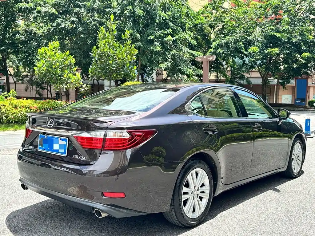 Фото 4 - Lexus ES