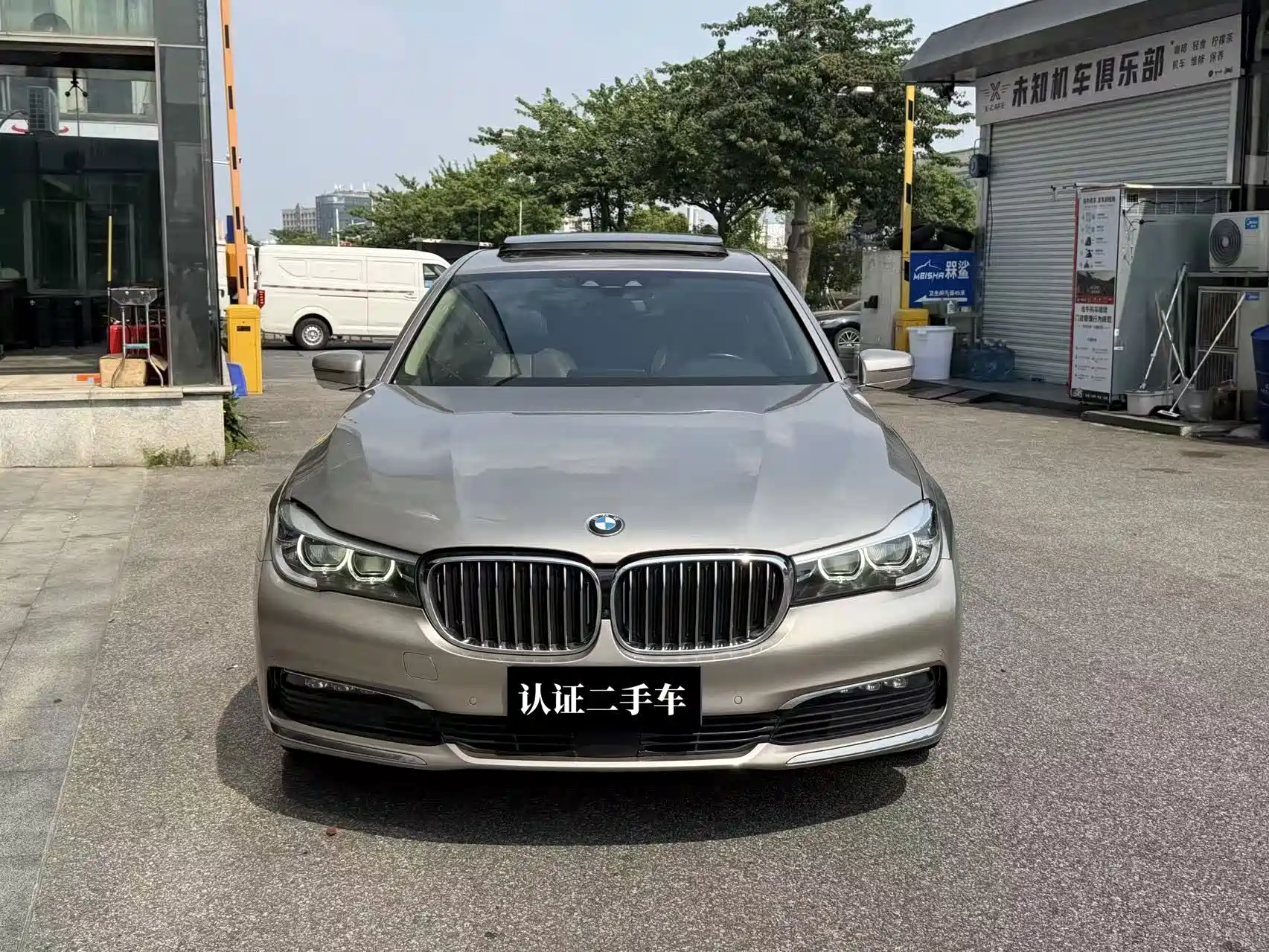 Photo 2 - BMW 7 Series
