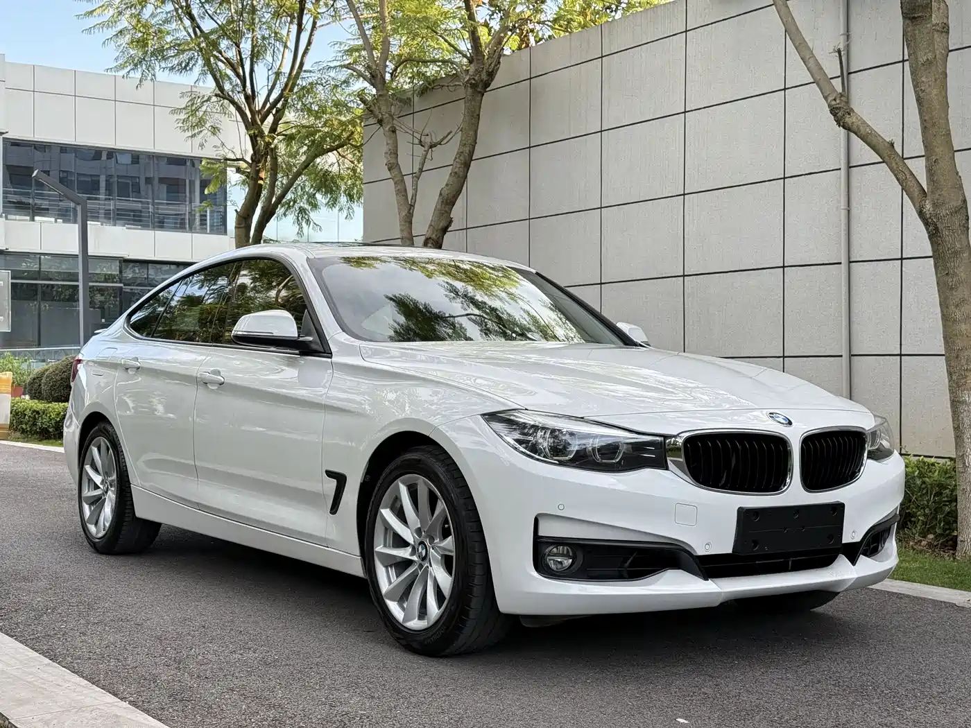 BMW 3 Series GT 2018 320i Fashion фото 3