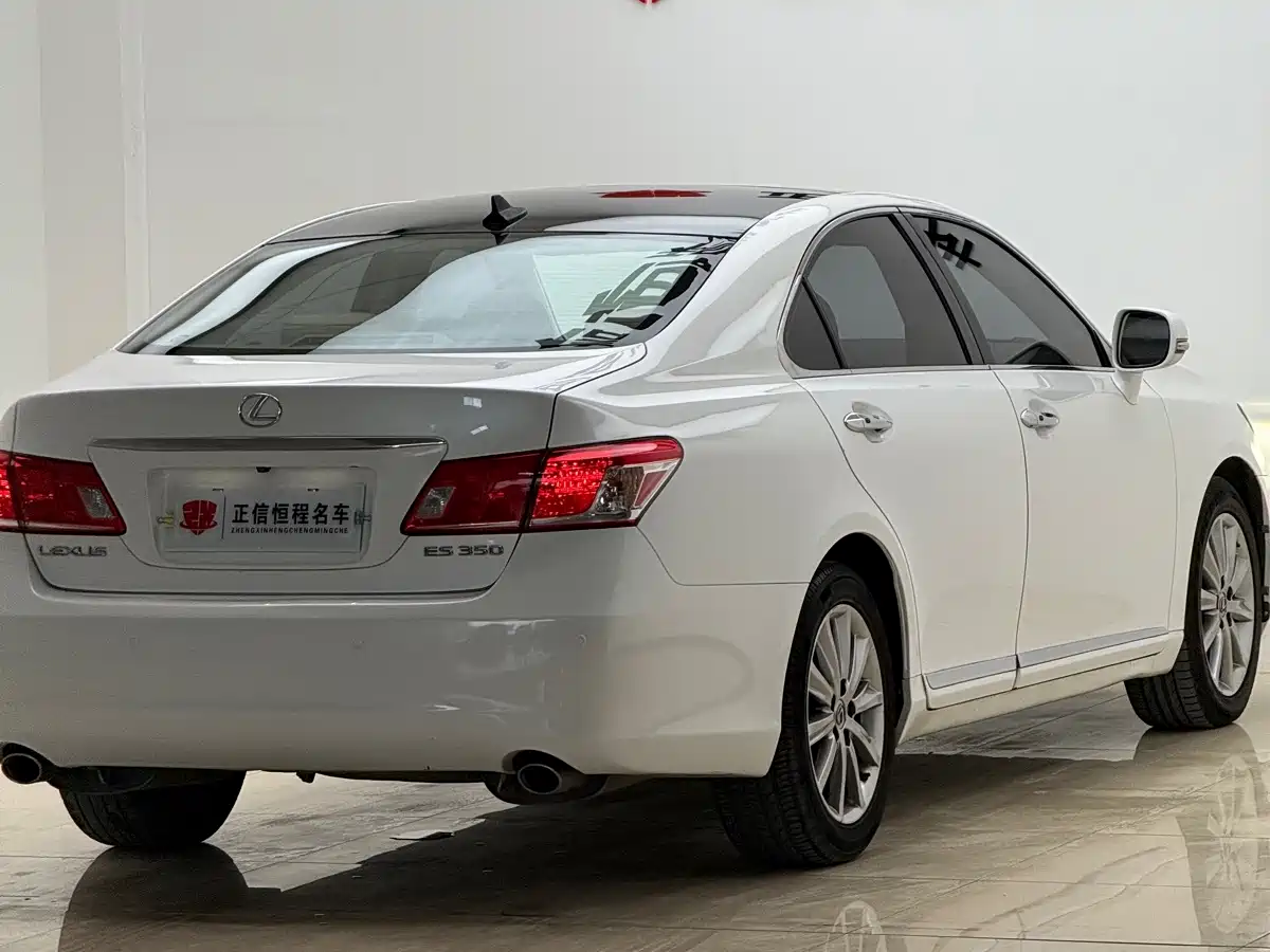 Фото 34 - Lexus ES