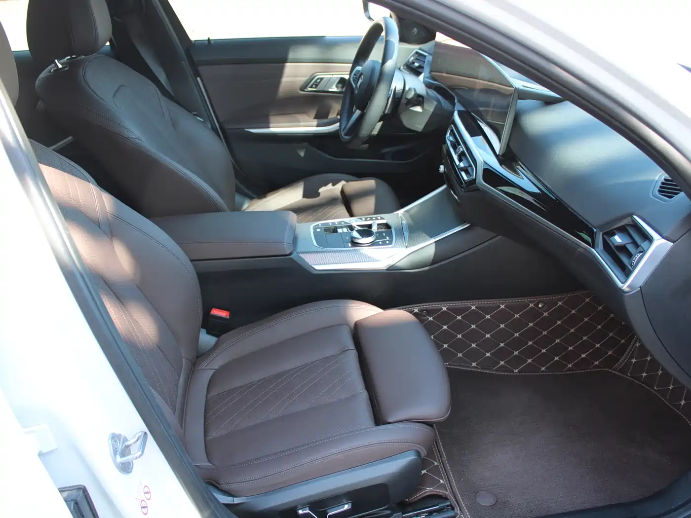 BMW 3 Series 2024 325i M Sport Shadowline Package фото 14