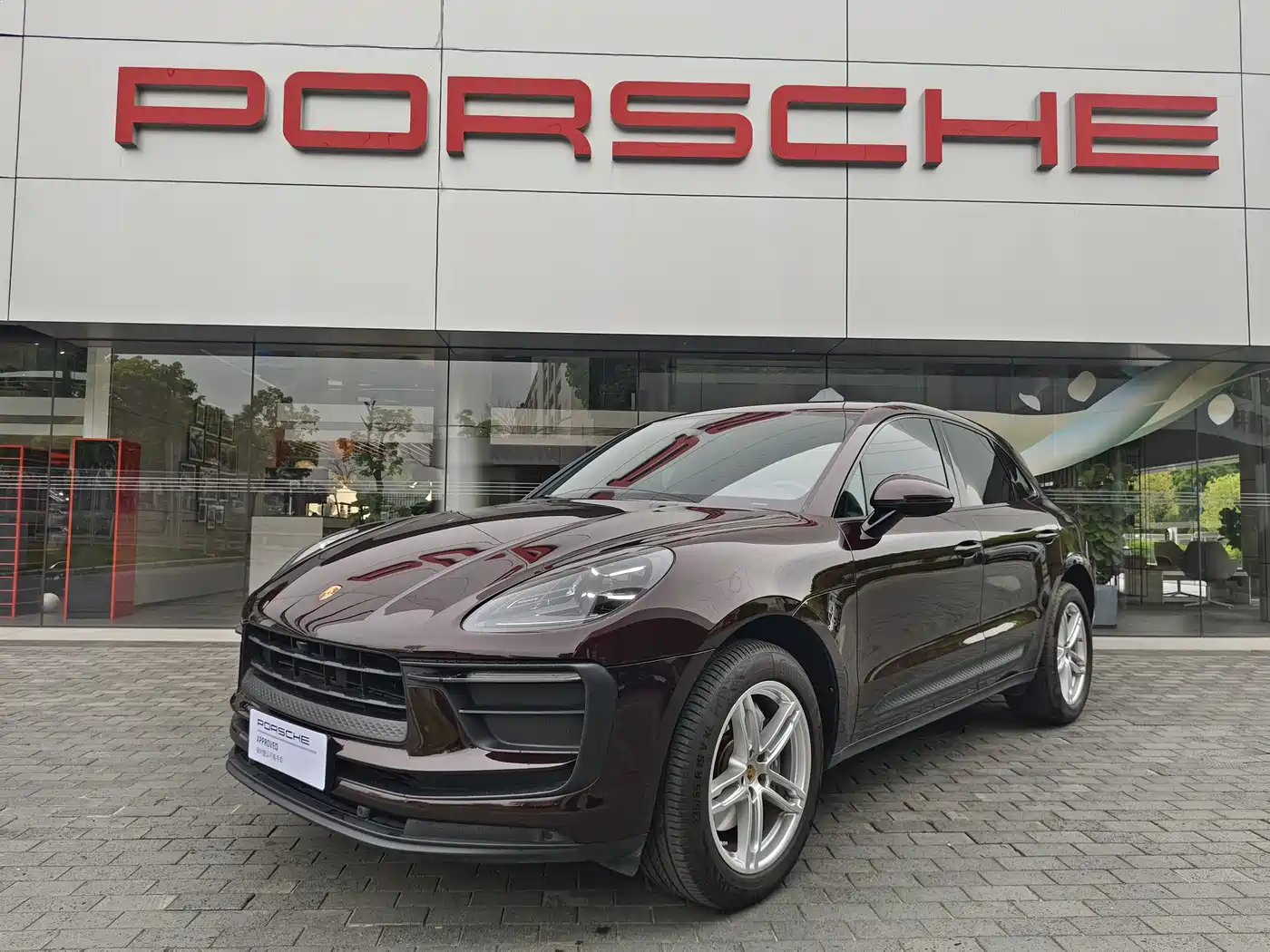 PORSCHE MACAN