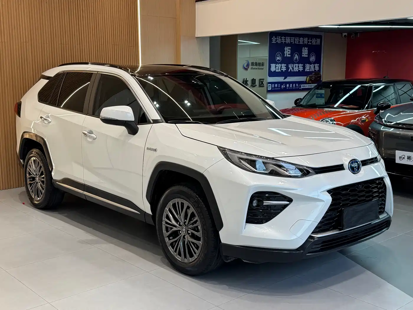 Toyota Wildlander 2023 Hybrid 2.5L E-CVT AWD Premium Edition фото 3