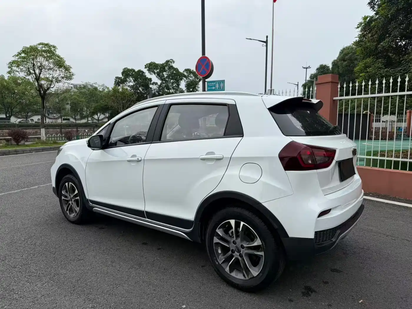 Фото 5 - Geely Vision X3