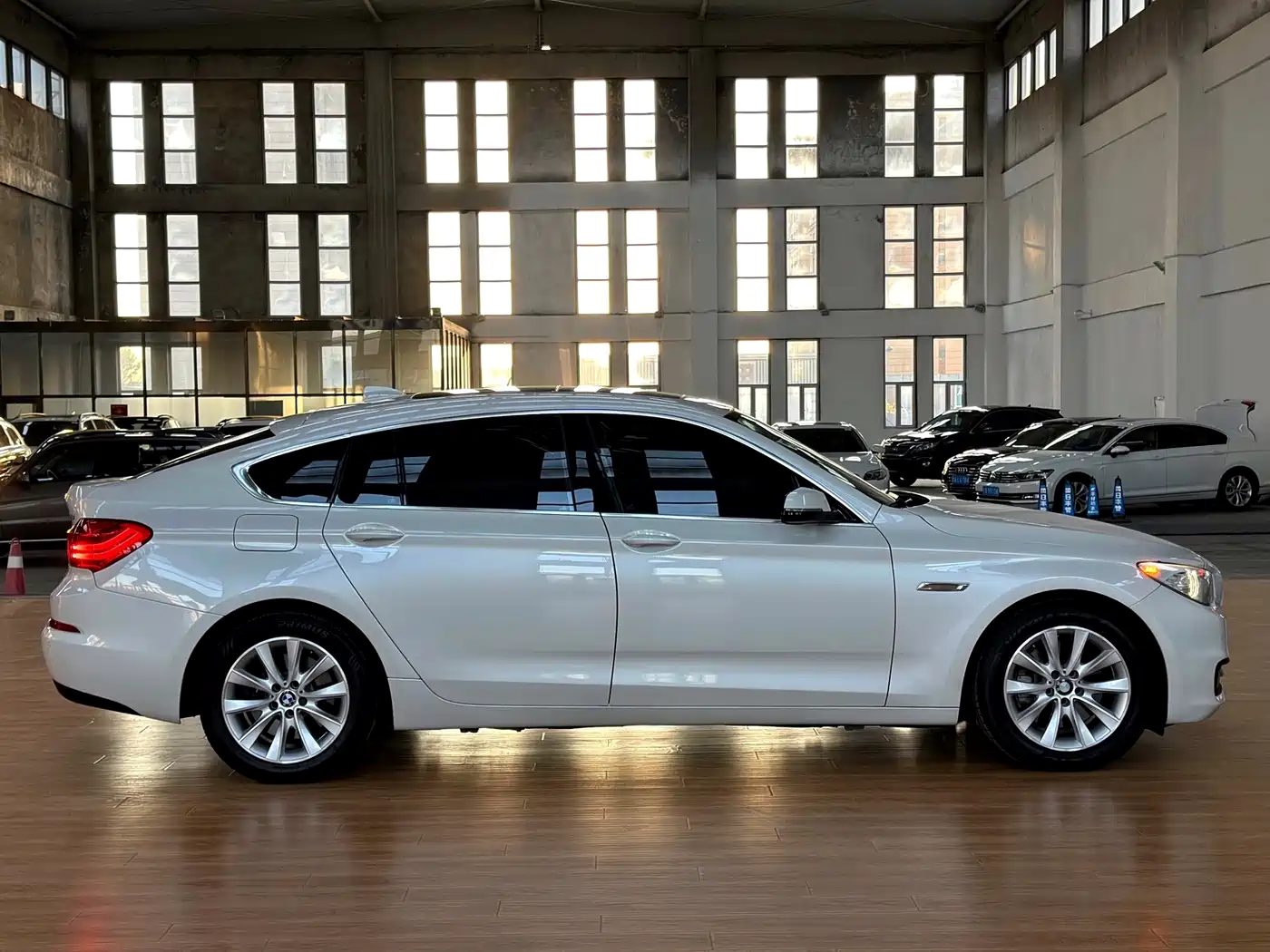 BMW 5 Series GT 2016 2014 528i Leading