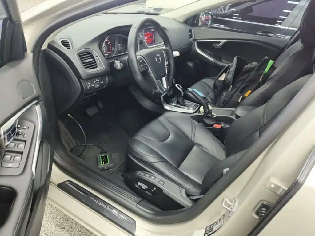 صورة 15 - Volvo V40