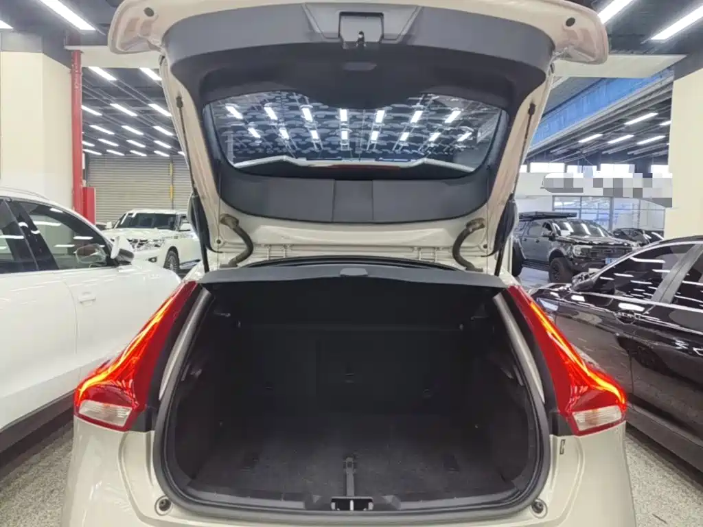 صورة 19 - Volvo V40