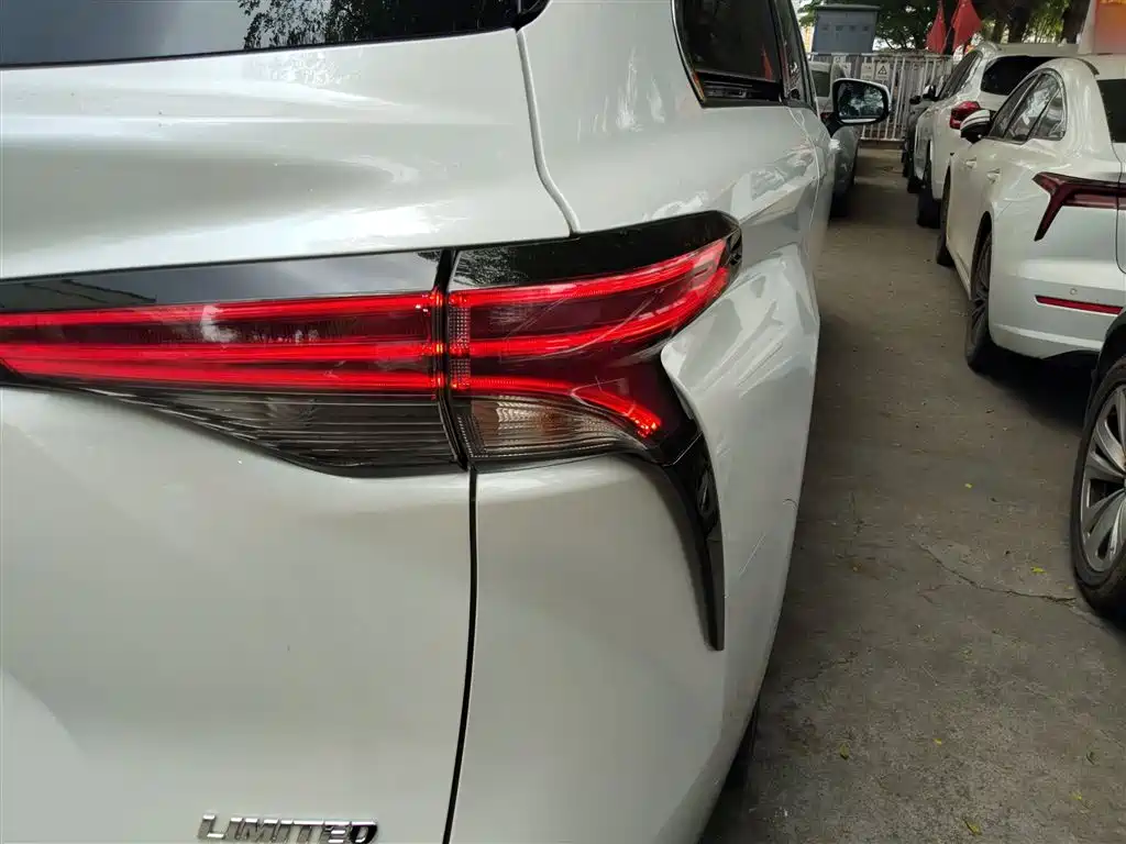 Toyota Sienna 2023 2.5L Hybrid Premium Edition фото 24