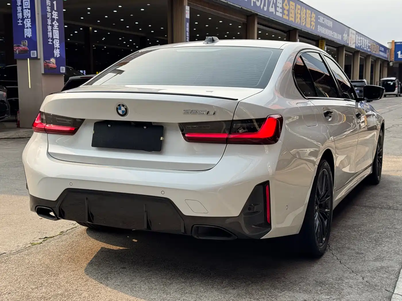 BMW 3 Series 2023 325Li M Sport Black Night Package фото 27