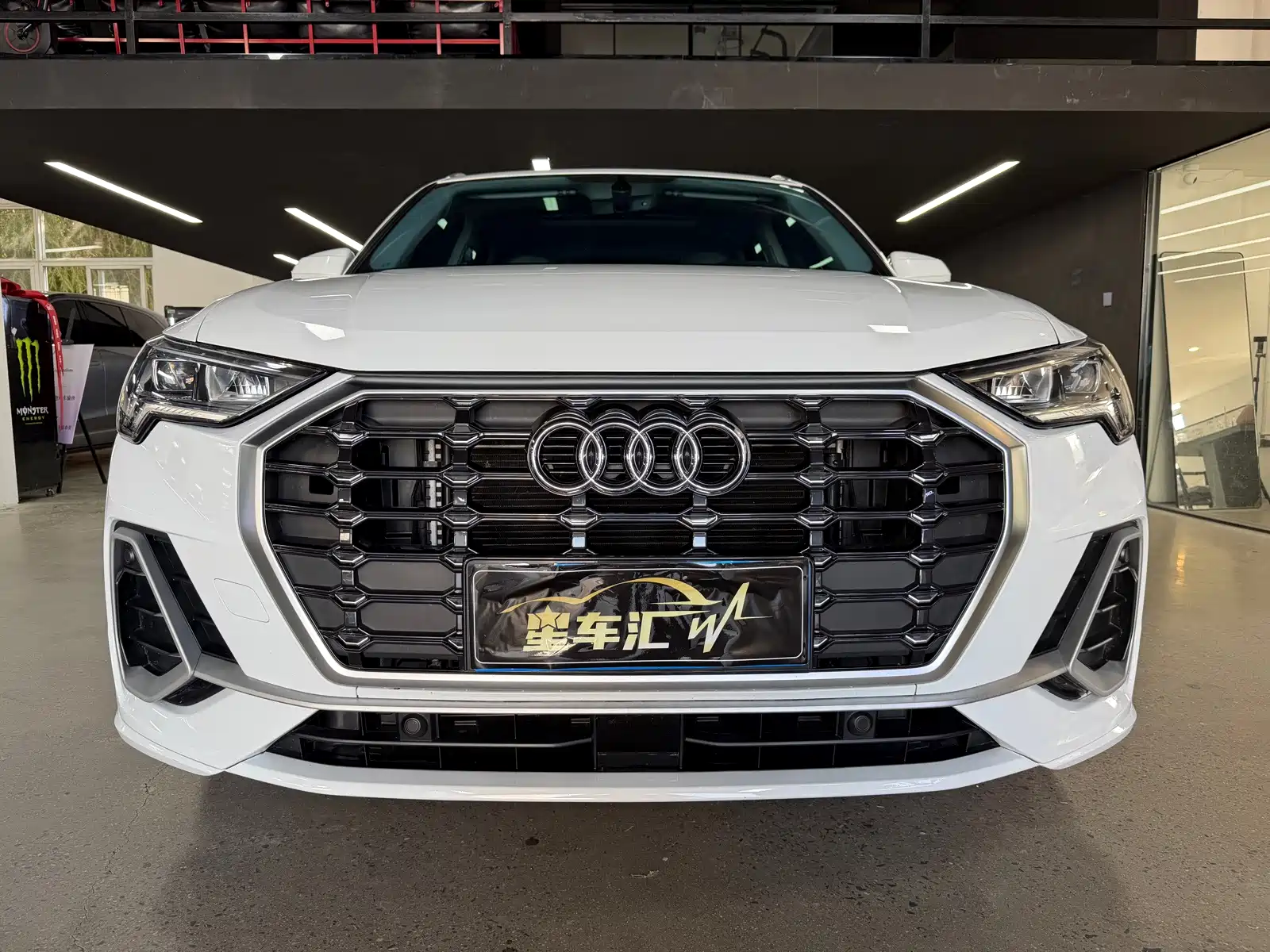 Photo 2 - Audi Q3