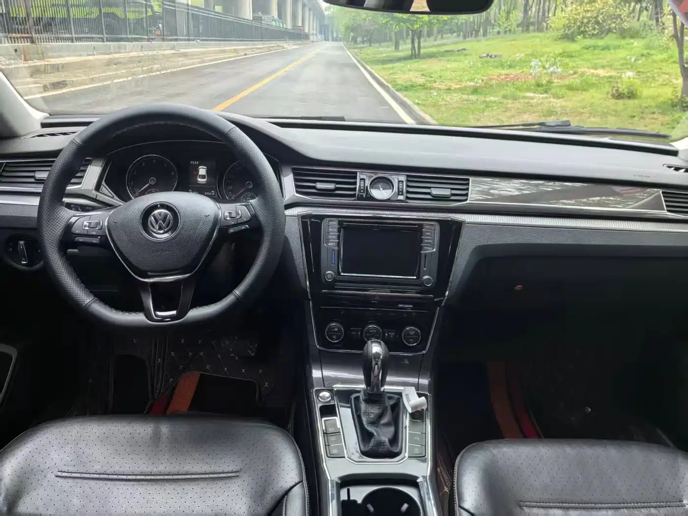 Volkswagen Passat 2017 330TSI DSG Luxury фото 6