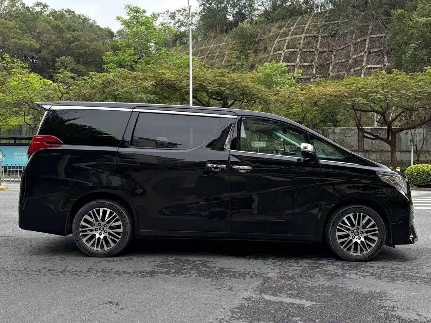 Toyota Alphard 2018 3.5L Luxury фото 5