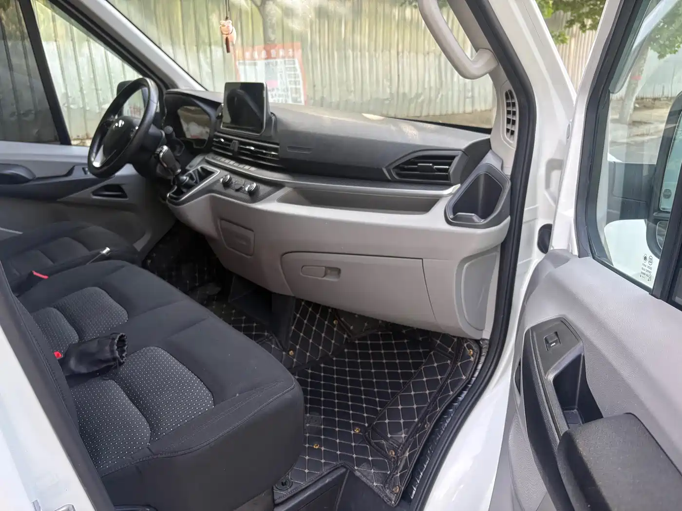 SAIC Maxus Xintu V90 2020 2.0T Manual YunJie Edition FWD Single Rear Tire Short Wheelbase Medium Roof 6-seater фото 11