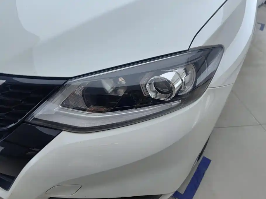 Фото 5 - Nissan Tiida