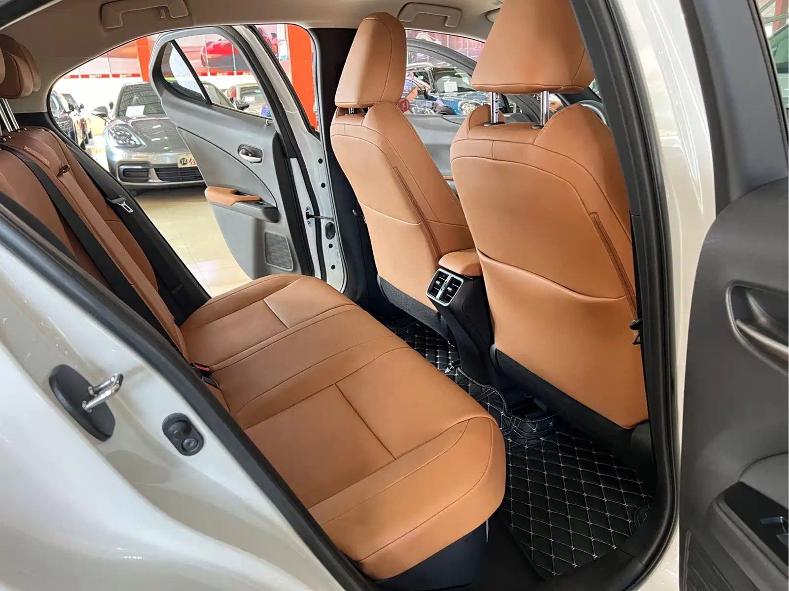 Фото 10 - Lexus UX