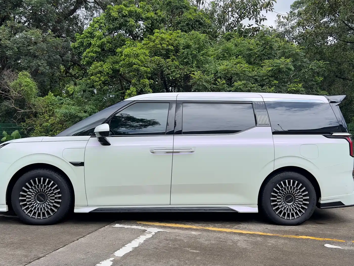 ZEEKR 009 2026 2024 6-seat Executive AWD 108kWh