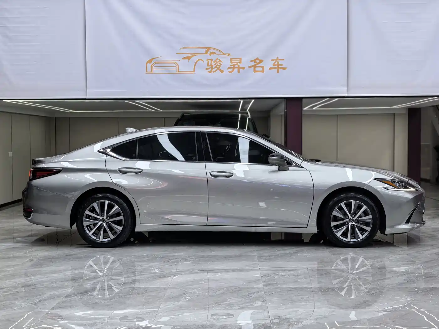 Фото 8 - Lexus ES