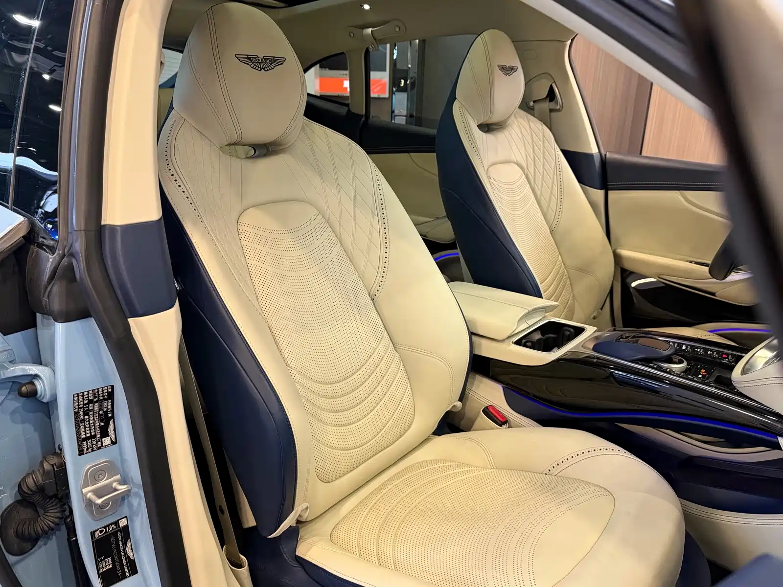 Фото 15 - Aston Martin DBX
