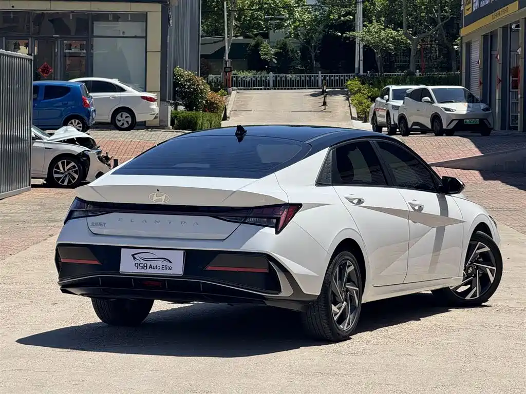 Hyundai Elantra 2023 Model 1.5L CVT LUX Premium Edition фото 8