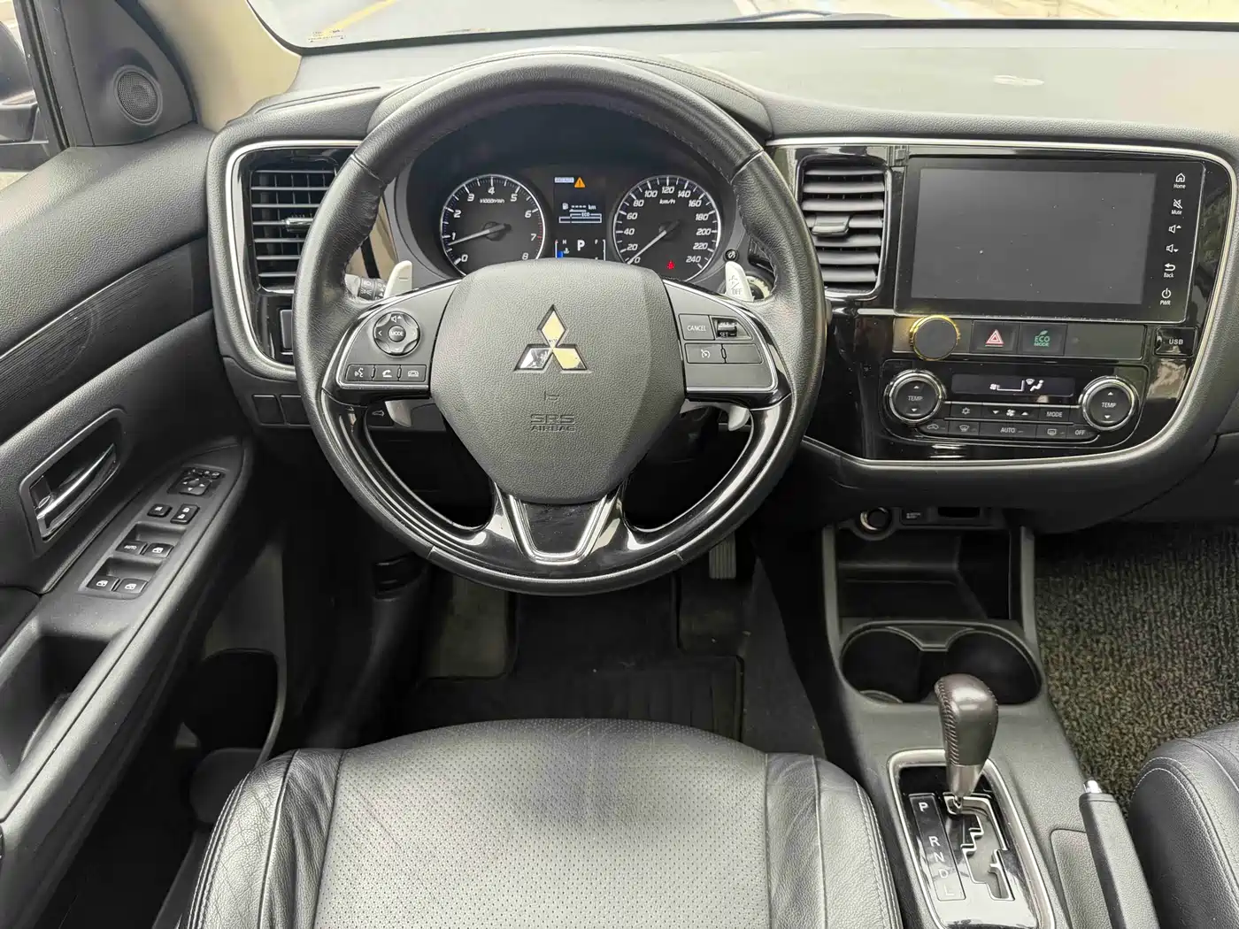 Mitsubishi Outlander 2016 2.4L 4WD Luxury Edition 7-seater фото 9