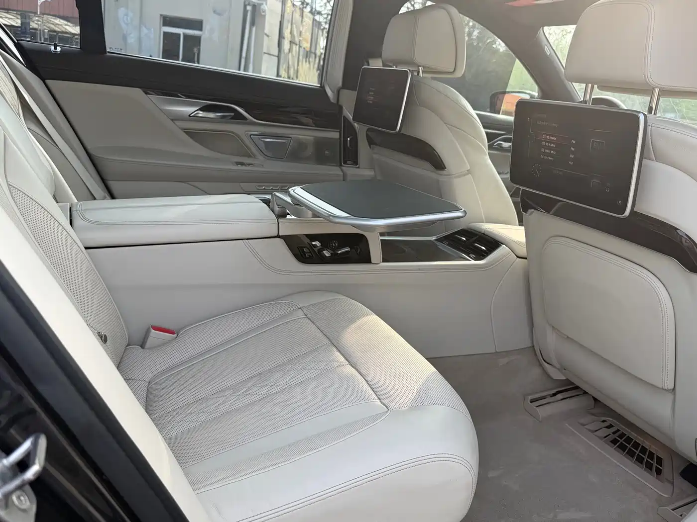 BMW 7 Series 2016 750Li xDrive 4-Seater фото 12
