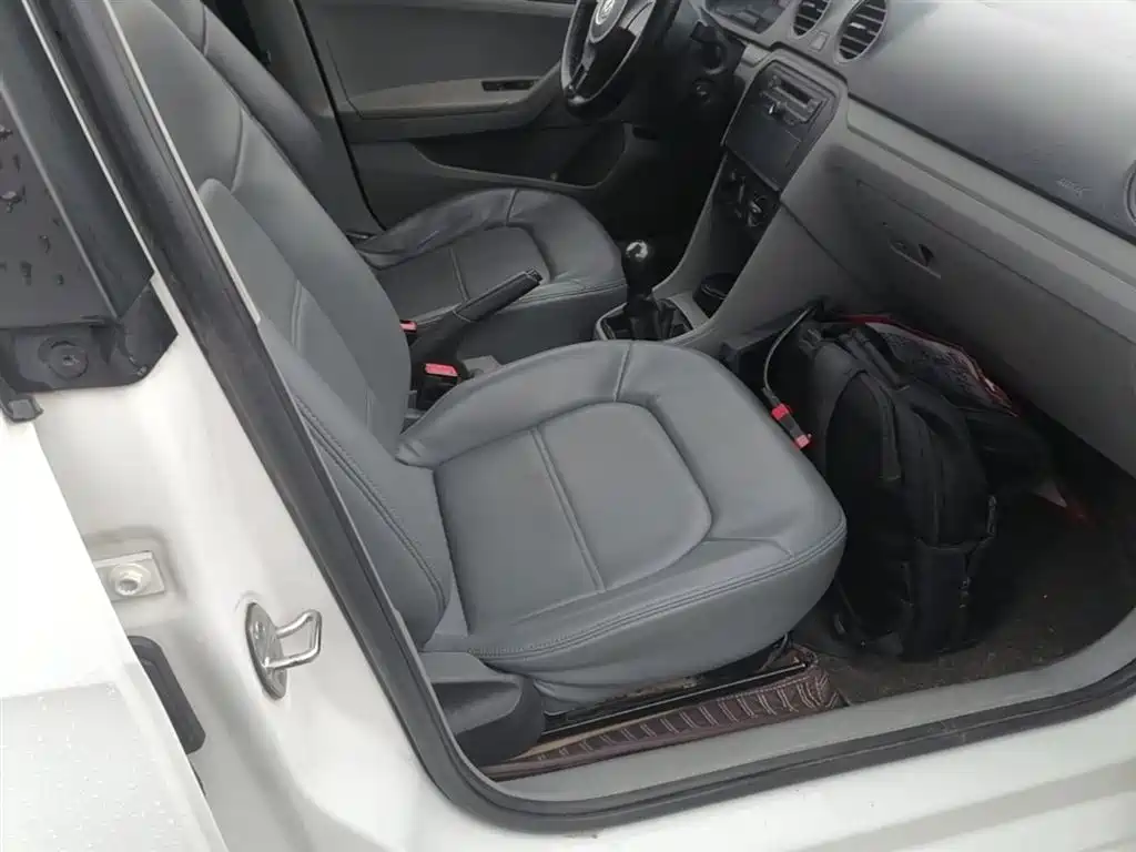 Volkswagen Jetta 2015 1.6L Manual Trend фото 25
