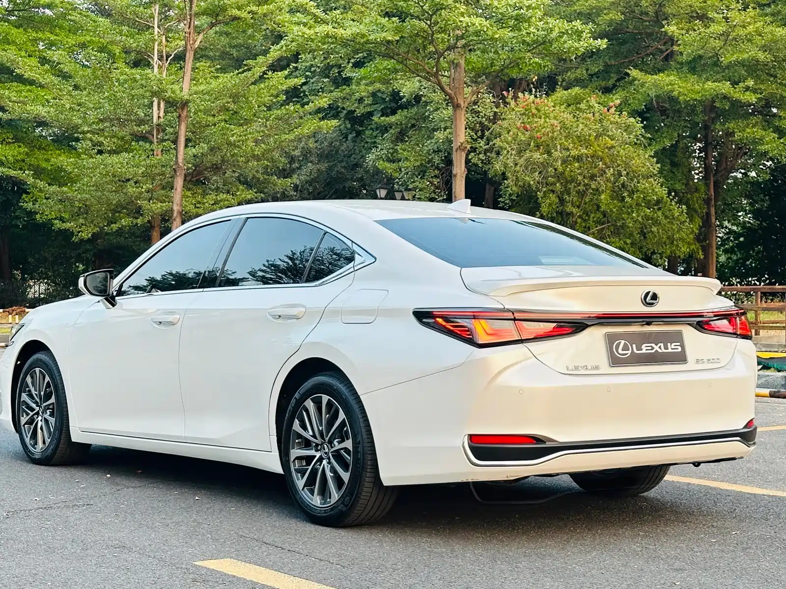 Photo 5 - Lexus ES
