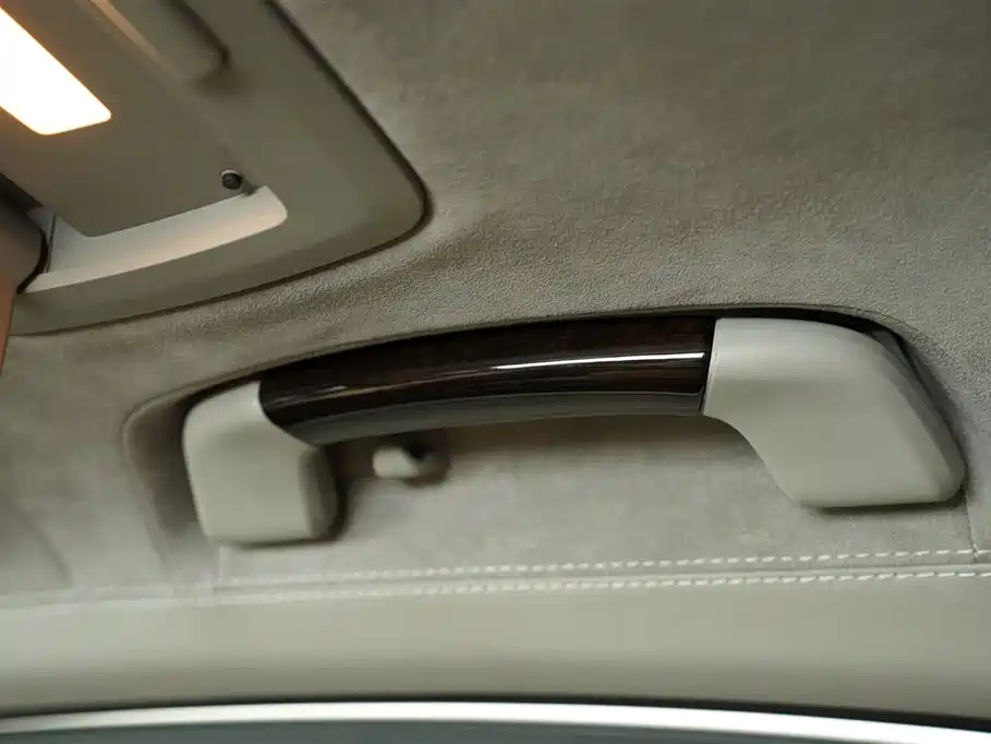BMW 7 Series 2010 760Li фото 35