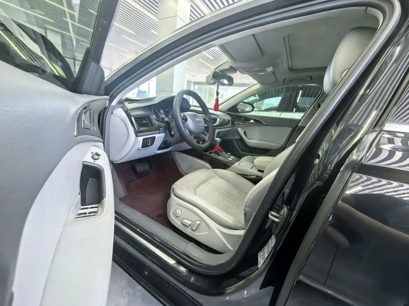 Photo 4 - Audi A6L