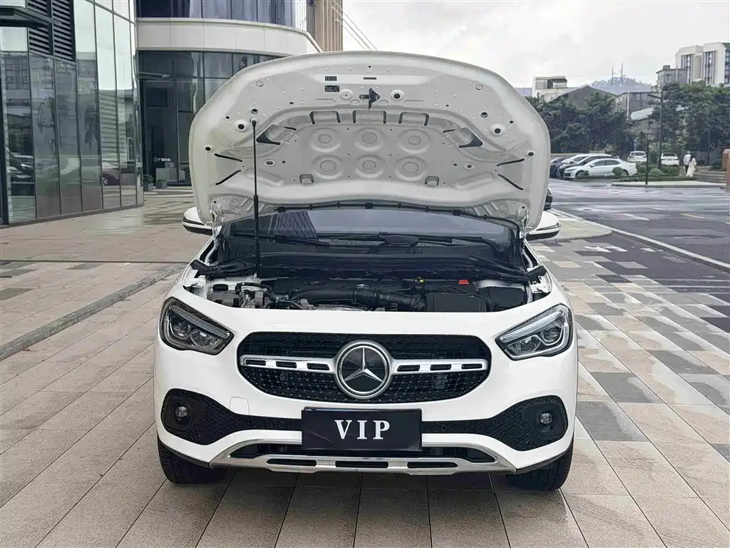 MERCEDES-BENZ GLA