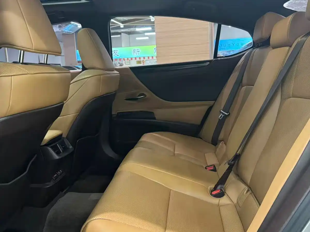 Фото 8 - Lexus ES