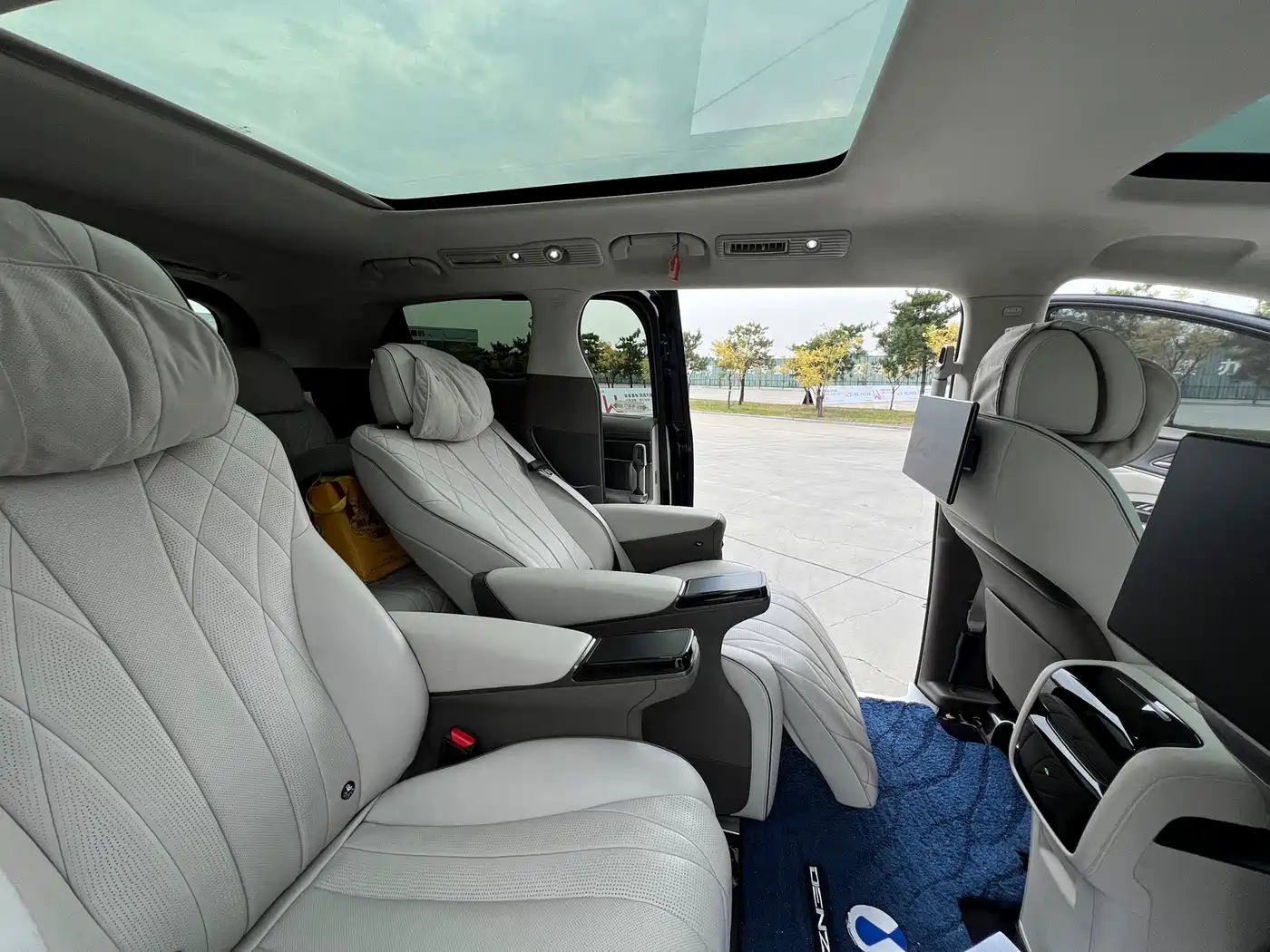 Denza D9 2023 2022 DM-i 970 AWD Flagship