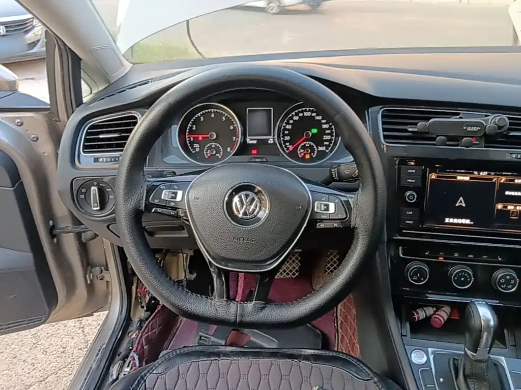 Фото 11 - Volkswagen Golf