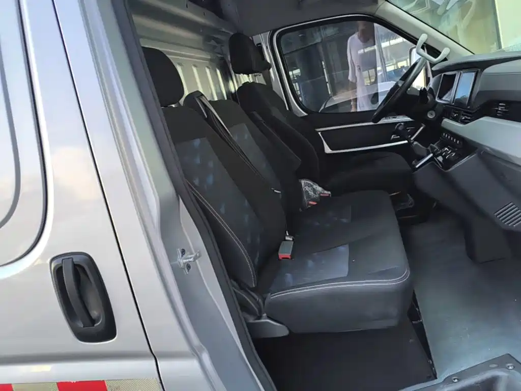 Dongfeng Yufeng Yufeng 2023 2023 V9+ 2.3T Manual FWD Van Short Wheelbase Medium Roof 3 Seater