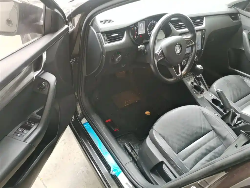 Škoda Octavia 2017 1.6L Automatic Smart Edition фото 16