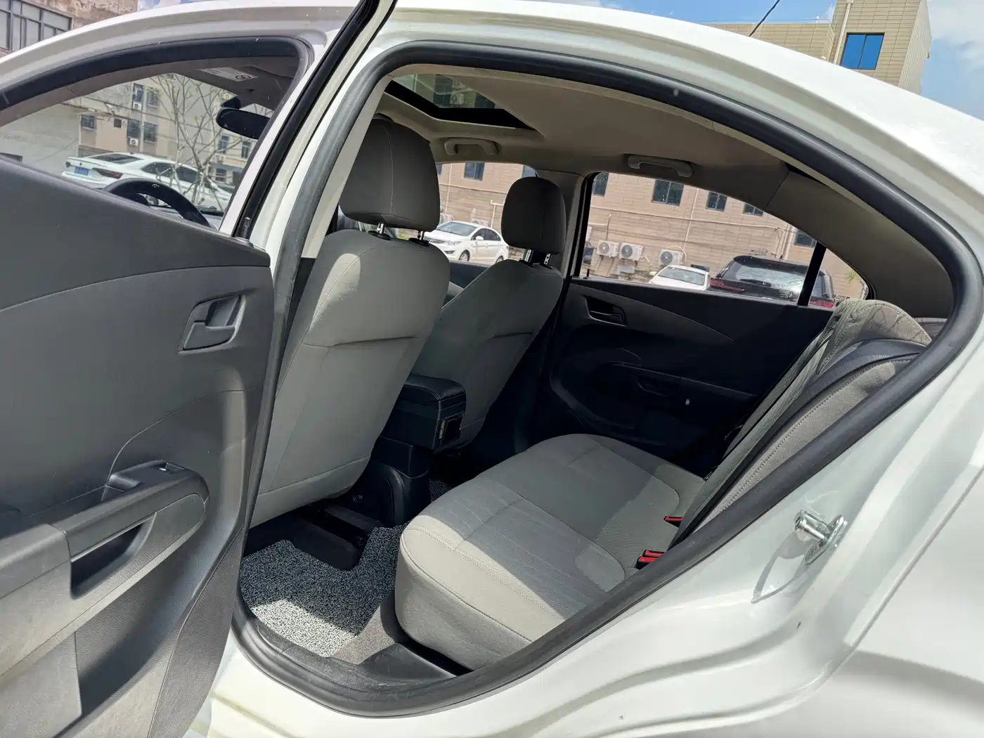 Chevrolet Aveo 2014 2014 Sedan 1.4SL AT Fashion Sunroof Edition