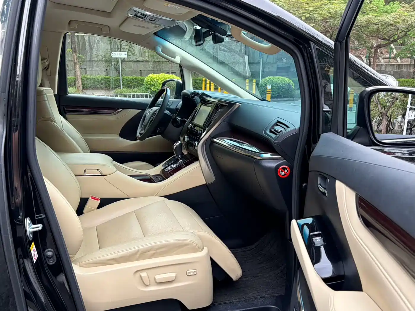 Toyota Alphard 2018 3.5L Luxury фото 9