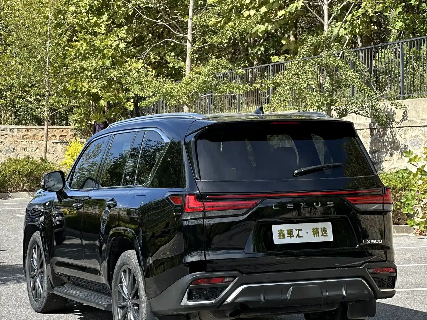 Фото 3 - Lexus LX