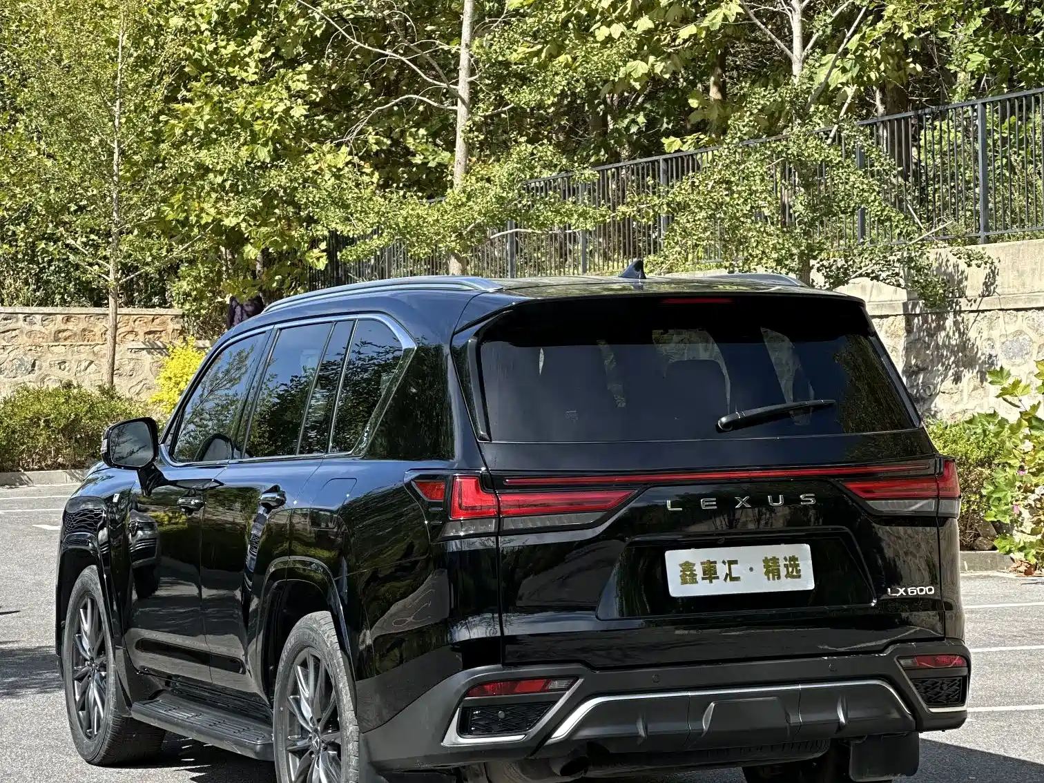 Фото 3 - Lexus LX