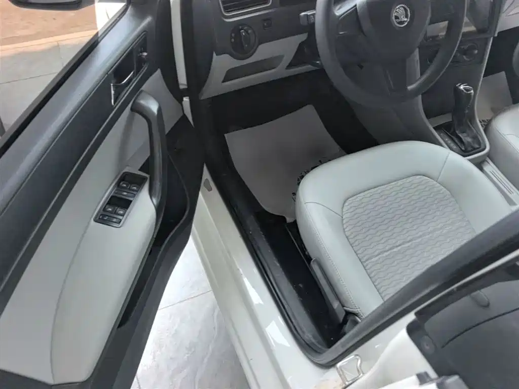Škoda Rapid 2016 1.6L Automatic Pioneer Edition фото 16